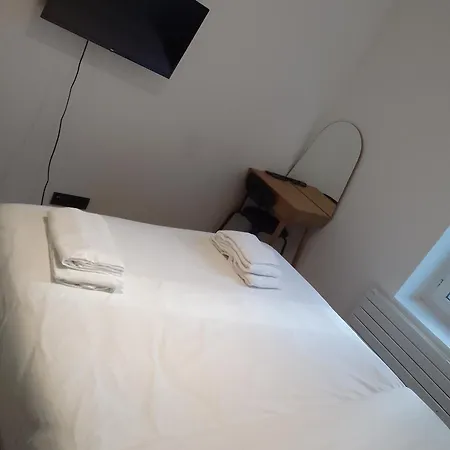 Myhotel10 * Нёйи-сюр-Сен