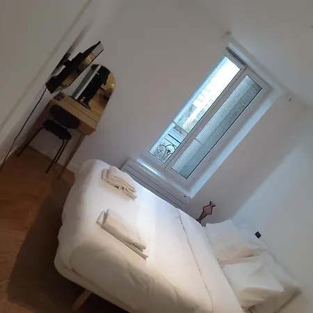 Myhotel10 * Нёйи-сюр-Сен
